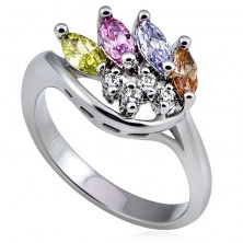 Anello metallico color argento, corona consiste da zirconi colorati e chiari