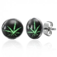 Orecchini in acciaio inossidabile, cannabis verde su uno sfondo nero