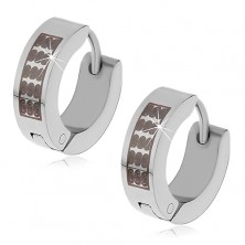 Orecchini realizzati in acciaio 316L - cerchi in colore argento con modello nero a forma di S