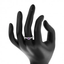 Anello in argento 925, zircone rotondo in colore viola, zirconi chiari sui lati