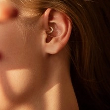 Piercing rotondo al naso o orecchio con corona decorativa e zirconi