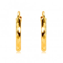 Orecchini in oro giallo 585 - cerchi con zigrinatura sui bordi e forma di rombo, 12 mm