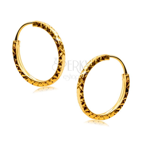 Orecchini in oro giallo 585 - cerchi decorati con forma di rombo, lati quadrati, 14 mm