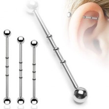 Piercing all'orecchio con tre piccoli anelli e con terminazione a forma di pallina