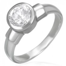 Anello d'acciaio di fidanzamento con un grande occhio in zircone su un castone di metallo
